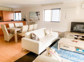Spacious Homely Apartment Close to Everything